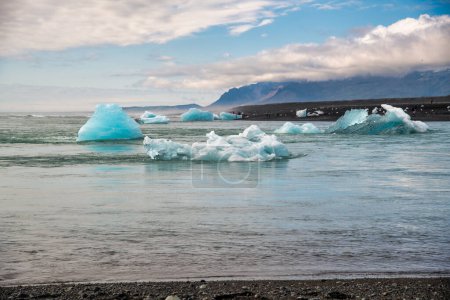 Téléchargez les photos : Icebergs à la plage de Jokulsarlon en saison estivale, Islande. - en image libre de droit
