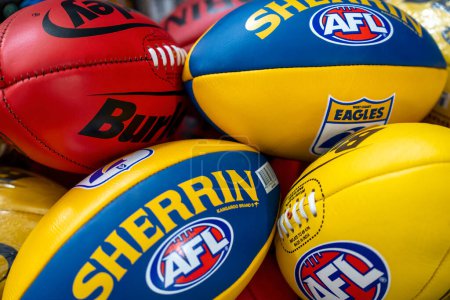 Téléchargez les photos : Margaret River, Australie - 9 septembre 2023 : Balles de football australiennes dans une boîte. - en image libre de droit