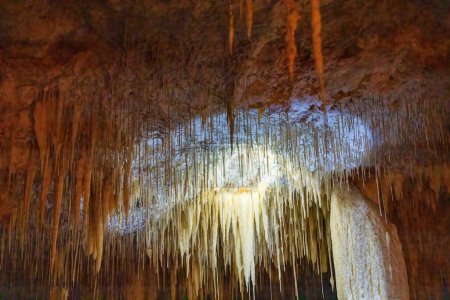 Foto de Cueva del lago interior con estalactitas y estalacmitas, suroeste de Australia. - Imagen libre de derechos