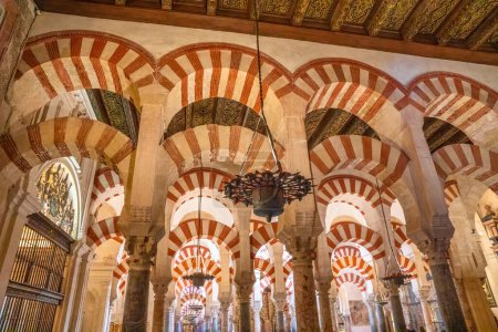 Téléchargez les photos : Hypostyle Hall dans la mosquée-cathédrale de Cordoue. Le site a une riche histoire religieuse et est actuellement une cathédrale active. - en image libre de droit