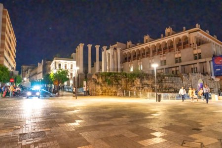 Téléchargez les photos : Cordoue, Espagne - 11 avril 2023 : Touristes le long des rues de la ville la nuit. - en image libre de droit