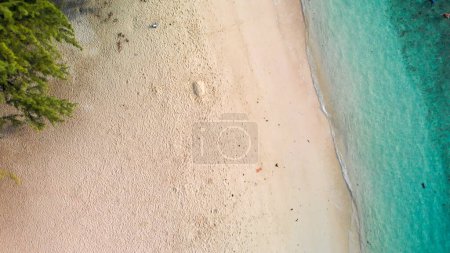 Foto de Overhead aerial view of beautiful sandy beach. - Imagen libre de derechos