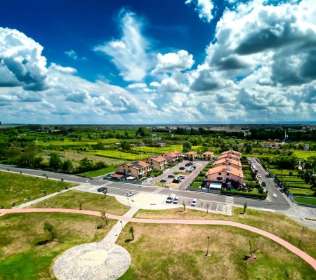 Téléchargez les photos : Vue aérienne panoramique d'un beau village moderne à la campagne. - en image libre de droit