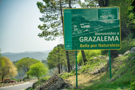 Téléchargez les photos : Grazalema, Espagne - 9 avril 2023 : Route de Grazalema en Andalousie, Espagne. - en image libre de droit