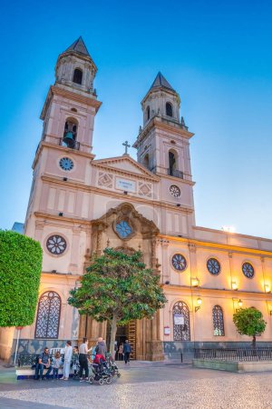 Téléchargez les photos : Cadix, Espagne - 8 avril 2023 : Touristes le long de l'Iglesia de San Antonio au coucher du soleil. - en image libre de droit