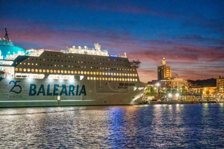 Téléchargez les photos : Malaga, Espagne - 14 avril 2023 : Un bateau de croisière dans le port au coucher du soleil. - en image libre de droit