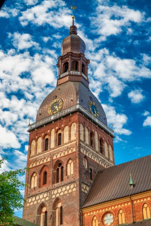 Foto de Riga, Letonia - 8 de julio de 2017: Calles de Riga y edificios medievales. - Imagen libre de derechos