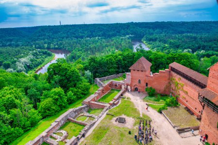 Foto de Castillo de Turaida en verano. Sigulda, Letonia. - Imagen libre de derechos