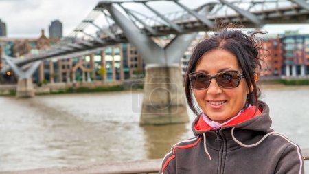 Téléchargez les photos : Une femme heureuse en visite à Londres. - en image libre de droit