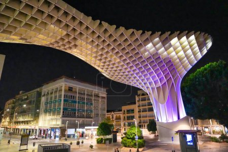Foto de Sevilla, España - 10 de abril de 2023: El Parasol de Metropol en Sevilla por la noche. - Imagen libre de derechos