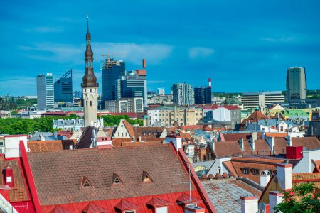 Téléchargez les photos : Tallinn, Estonie - 15 juillet 2017 : Rues et bâtiments médiévaux de Tallinn par une journée ensoleillée d "été. - en image libre de droit