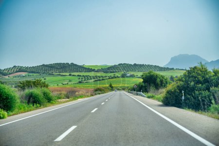 Téléchargez les photos : Route à travers la campagne andalouse, Espagne. - en image libre de droit