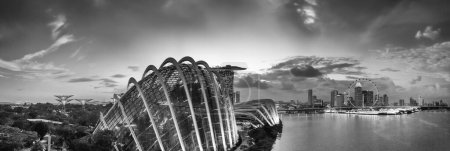 Téléchargez les photos : Coucher de soleil vue aérienne de Marina Bay et Singapour skyline. - en image libre de droit