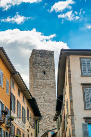 Rues médiévales et bâtiments de Bergame Alta par une journée ensoleillée d'été, Italie.