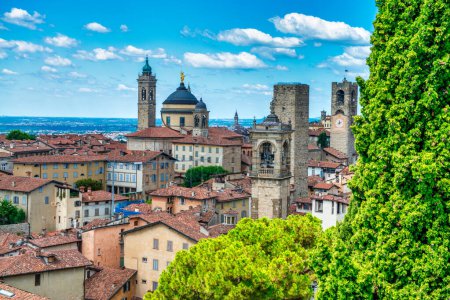 Téléchargez les photos : Rues médiévales et bâtiments de Bergame Alta par une journée ensoleillée d'été, Italie. - en image libre de droit