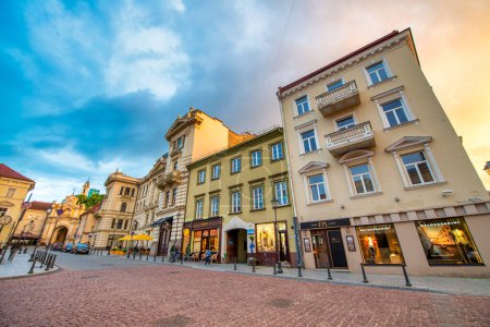Téléchargez les photos : Vilnius, Lituanie - 9 juillet 2017 : Bâtiments anciens au centre-ville de Vilnius au coucher du soleil en été. - en image libre de droit