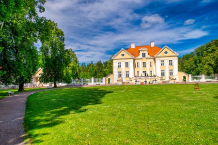 Foto de Palmse, Estonia - 14 de julio de 2017: Palmse Manor y los prados circundantes en temporada de verano. - Imagen libre de derechos
