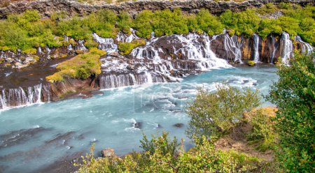 Téléchargez les photos : Cascades de Hraunfoss en saison estivale, Islande. - en image libre de droit