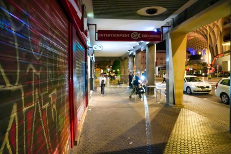 Téléchargez les photos : Sevilla, Espagne - Avril 10, 2023 : Touristes le long des rues de la ville la nuit. - en image libre de droit