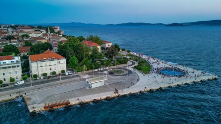 Foto de Zadar al atardecer, Croacia. Vista aérea del paseo marítimo con órgano marino y saludo a los monumentos del sol - Imagen libre de derechos