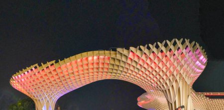 Foto de El Metropol Parasol de Sevilla. Estructura simétrica contemporánea por la noche. - Imagen libre de derechos