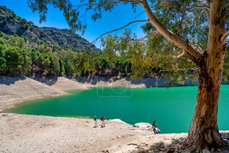 Téléchargez les photos : Andalousie, Espagne - 12 avril 2023 : Lac de barrage de Guadalhorce près de Caminito del Rey - Andalousie, Espagne. - en image libre de droit