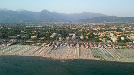 Foto de Vista aérea panorámica de la costa de Lido di Camaiore y Viareggio en temporada de verano - Toscana, Italia - Imagen libre de derechos