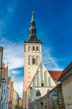 Foto de Tallin, Estonia - 15 de julio de 2017: Tallin medieval streets and buildings on a sunny summer day. - Imagen libre de derechos