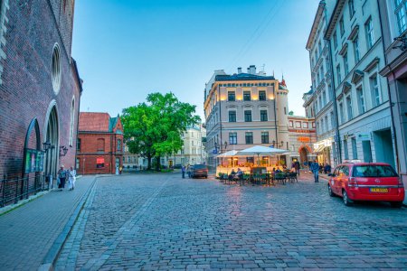 Foto de Riga, Letonia - 7 de julio de 2017: Riga antiguas calles y edificios por la noche. - Imagen libre de derechos
