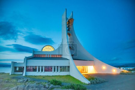 Téléchargez les photos : Belle église moderne de Stykkisholmur au coucher du soleil, Islande. - en image libre de droit
