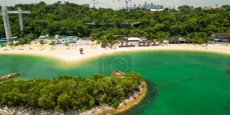 Foto de Sentosa Beach, Singapur. Vista aérea de la playa y la costa en un día soleado. - Imagen libre de derechos