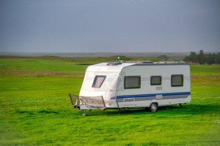 Téléchargez les photos : Roulotte à la campagne d'Islande, saison estivale, caravane blanche. - en image libre de droit
