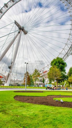 Téléchargez les photos : Londres - Septembre 2012 : London Eye est une attraction touristique célèbre. - en image libre de droit