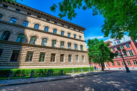 Foto de Riga, Letonia - 7 de julio de 2017: Calles de Riga y edificios antiguos en un día soleado. - Imagen libre de derechos