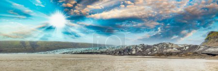 Foto de Skaftafellsjokull glaciar al atardecer, vista panorámica del paisaje de Islandia. - Imagen libre de derechos