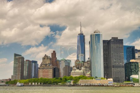 Téléchargez les photos : Les gratte-ciel de New York en juin. - en image libre de droit