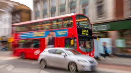 Téléchargez les photos : Vue floue sur les transports publics de Londres, Royaume-Uni. - en image libre de droit