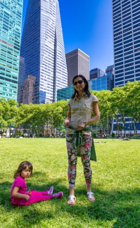 Téléchargez les photos : Une famille heureuse à Bryant Park, NYC. - en image libre de droit