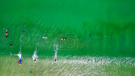 Téléchargez les photos : Vue aérienne des surfeurs qui trouvent des vagues à Lombok, Indonésie. - en image libre de droit