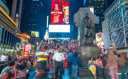 Foto de Ciudad de Nueva York - Junio 2013: Times Square por la noche. - Imagen libre de derechos