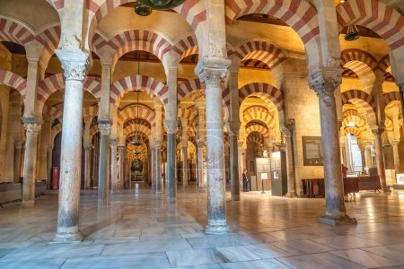 Téléchargez les photos : Cordoue, Espagne - 11 avril 2023 : La Mezquita (en espagnol pour mosquée) de Cordoue est une cathédrale catholique romaine et une ancienne mosquée. - en image libre de droit