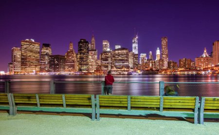 Téléchargez les photos : New York skyline de la ville la nuit. - en image libre de droit