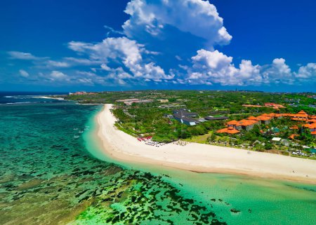 Vista aérea de la playa de Nusa Dua en Bali, Indonesia