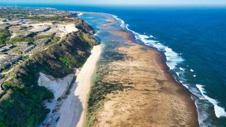 Téléchargez les photos : Vue Aérienne de Pandawa Beach à Bali, Indonésie. - en image libre de droit