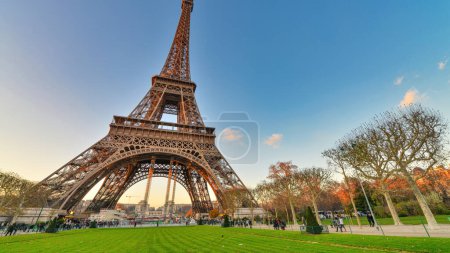 Foto de París, Francia. La Torre Eiffel es una importante atracción turística. - Imagen libre de derechos