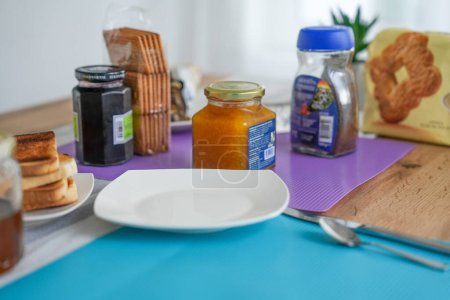 Téléchargez les photos : Un délicieux petit déjeuner servi à table. - en image libre de droit