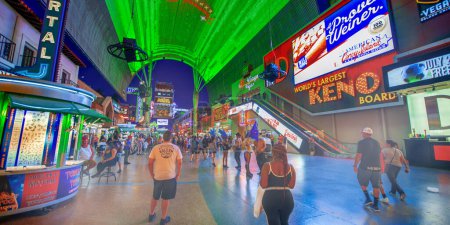 Foto de LAS VEGAS, NV - 29 de junio de 2018: Turistas y lugareños de noche en la famosa Fremont Street, en el centro de Las Vegas - Imagen libre de derechos