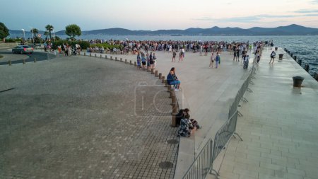 Téléchargez les photos : Zadar au coucher du soleil, Croatie. Vue aérienne de la promenade avec orgue de mer et salutation aux points de repère du soleil - en image libre de droit