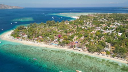 Téléchargez les photos : Vue aérienne imprenable sur le littoral de Gili Air par une journée ensoleillée, Indonésie. - en image libre de droit