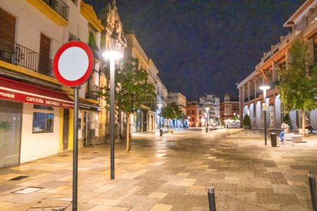 Foto de Córdoba, España - 11 de abril de 2023: Turistas por las calles de la ciudad por la noche. - Imagen libre de derechos